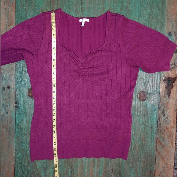 Maurices Sweetheart neckline fuschia Sweater size large excellent used condition - Picture 7 of 8